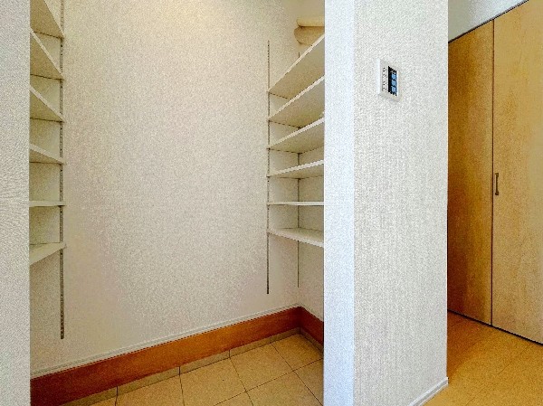 広い玄関にはSIC付き。ご家族全員の靴はもちろん、お子様のおもちゃやベビーカー、ゴルフバック、洗車用品などスッキリまとめて収納できます。