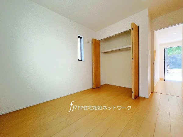 各個室に幅の広いクローゼットを完備。上部も収納できるので洋服以外も収納すればお部屋はスッキリ。