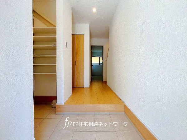 シンプルかつモダンなエントランスホール。ゆとりを感じさせる明るい空間が、住まう方や訪れる方を心地よく迎え入れてくれます。