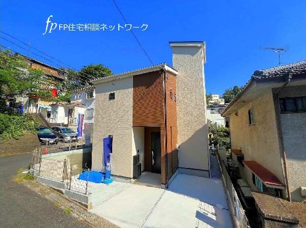 外観:ひろびろとしたカースペース。お車以外にも自転車やオートバイ等も置ける程、ゆったりとしております。前面道路の交通量も少ないので駐車もしやすい。