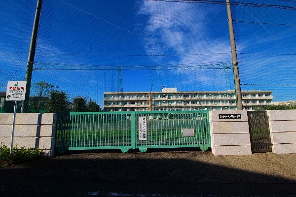 周辺環境:成瀬台中学校(小学校よりもより長い時間を過ごす中学校。この学校で過ごす時間はお子様にとって大切な思い出となるはずです。)