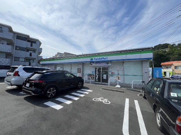 周辺環境:ファミリーマート 神木本町二丁目店　(時間を問わず、幅広い品物が揃うコンビニ。いまや日常生活に深く関係する施設となりつつある。)