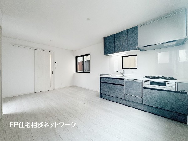 オープンな空間を生み出す、広がりとゆとり。家族と過ごす時間を大切にしたい方にぴったりのゆとりある住空間です。日差しがリビングの隅々までしっかりと届きます。