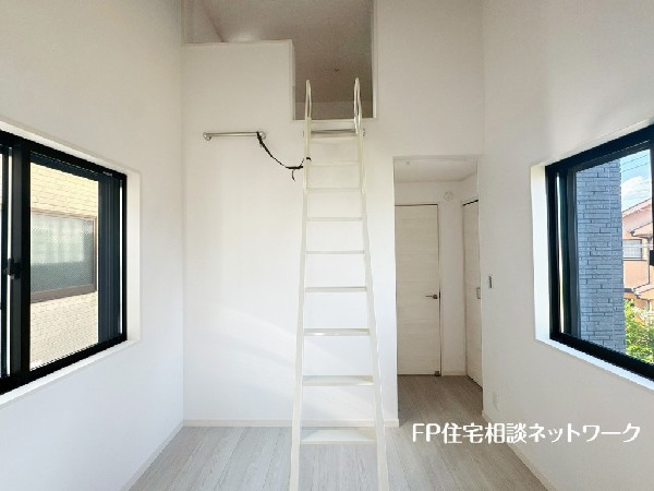 2面採光でお部屋の隅々まで明るい印象の居室。おひさまの光を、爽やかな風をたっぷりと取り込めます。居室内はいつも明るいので、毎日の生活も自然と明るくなりますね。