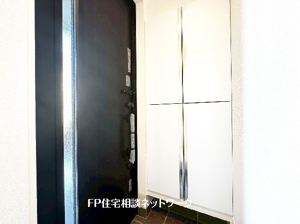 玄関ホールがスッキリ広々としていると帰る時も出ていく時も気持ちが良い。来客を出迎える玄関が綺麗ならその家の印象が良くなる。