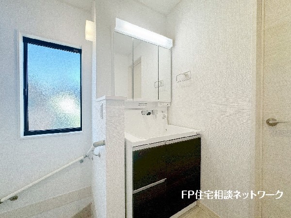 鏡の裏に収納棚を確保した三面鏡を採用。化粧品や歯ブラシなどを機能的に収納。また、三面鏡の本当の利点は三枚の鏡を合わせることで、頭の側面や背面が見れること。