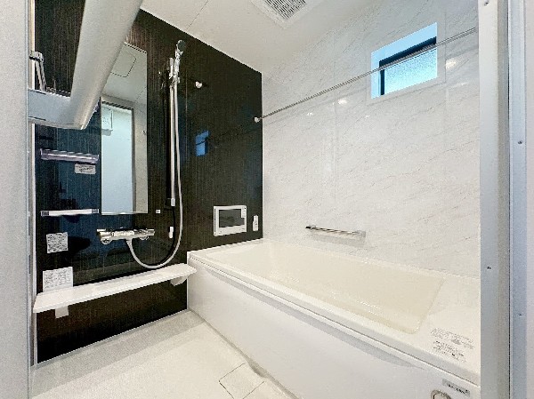 ゆったり入れる一坪バス。足を伸ばして入れるサイズは一日の疲れを癒すのに嬉しい広さ。お子様と一緒の入浴でも充分な広さです。