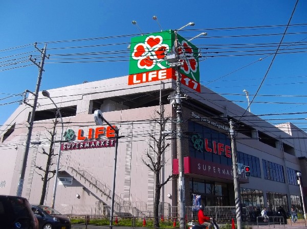 周辺環境:ライフ子母口(営業時間　9時30分～24時　駐車場145台完備　イートインスペースにキッズスペースも完備しています！)