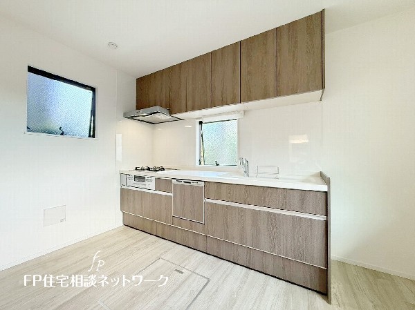 広々キッチンは収納も大容量。お鍋やフライパン、油や調味料はもちろんのこと、ビールや非常食なども収納できるほどの収納スペースを確保しています。