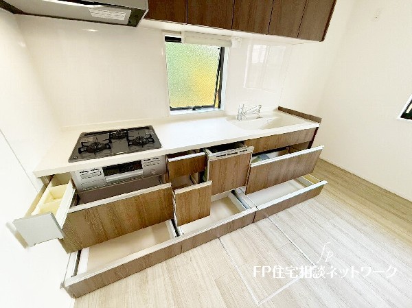 スライド収納付きのシステムキッチン。料理器具なども収納できて出し入れもスムーズ。収納量もたっぷりなので料理器具やストック調味料なども入れられる。