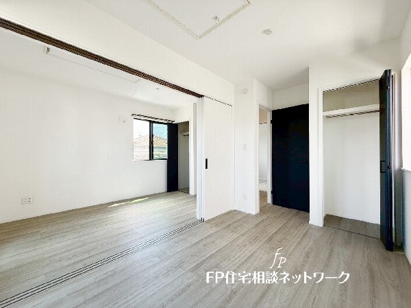 全居室には大型の収納クローゼットを完備。普段使いのお洋服や小物はもちろん、季節物のお洋服などもしっかりと整理整頓出来る。居室空間を隅々まで使えるのが嬉しい。