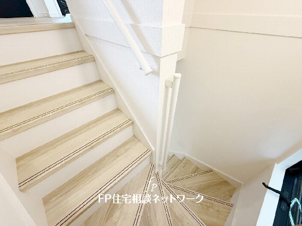 階段部分には自然の光を取り込むことの出来る、窓を配置しており明るい空間！お掃除の際には空気の換気などにも便利です。