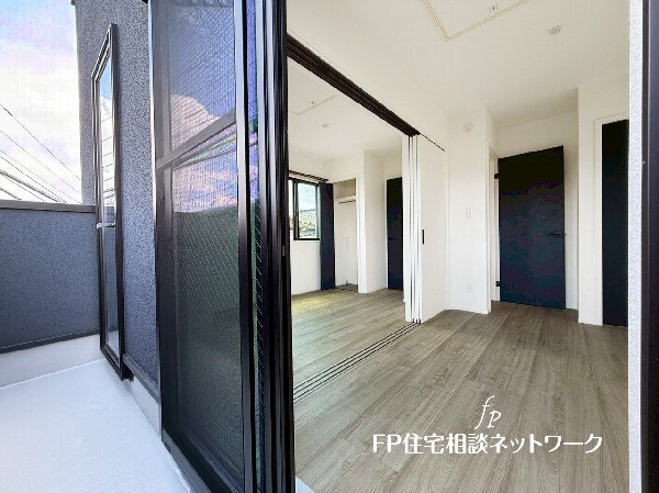 大きな窓で日差しを長時間受ける事が出来る暖かいお部屋です。もちろんペアガラスで、遮音性にも優れ、結露も発生しにくい構造。