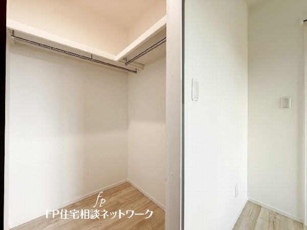 ウォークインクローゼットのある住まいで収納上手な生活を実現。衣類だけでなく、箱物や思い出の品もたっぷり収納できます。