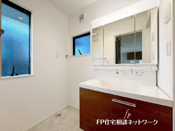 鏡の裏に収納棚を確保した三面鏡を採用。化粧品や歯ブラシなどを機能的に収納。また、三面鏡の本当の利点は三枚の鏡を合わせることで、頭の側面や背面が見れること。