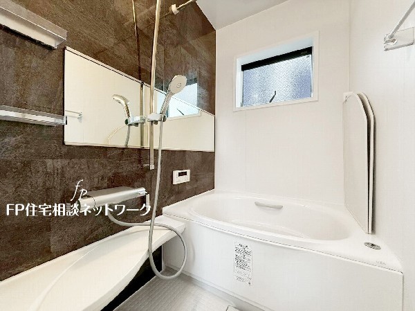 ゆったりとくつろげる綺麗な浴室。時間短縮でシャワーだけの方も多いですが、一日の疲れを癒すため湯船に浸かれば心身ともにリラックス。