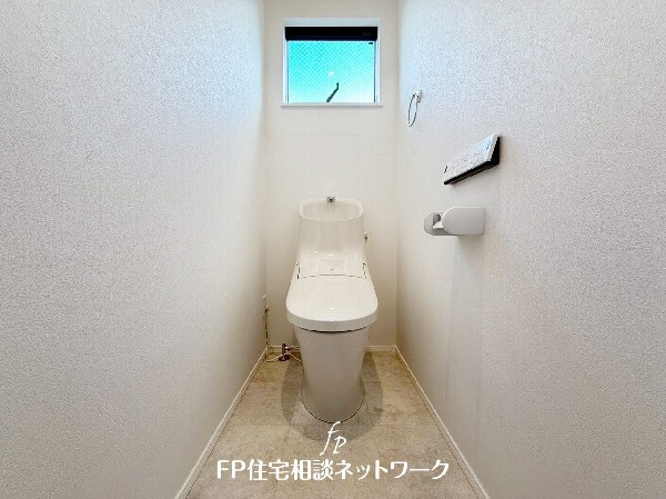 ウォシュレット、暖房便座機能付のトイレです。従来型に比べ節水効果があり、お手入れもしやすいので、家計も家事の負担も軽減してくれます。