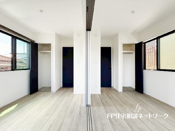 白を基調にしたフローリングは心地よく飽きのない色合いで、カーテン、家具などのインテリアを合わせやすいのもうれしい。