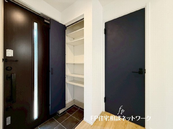 散らかりがちな玄関をスッキリと保てる玄関収納は、家の中に入る時一番最初に目に付く場所だからこだわりたい。落ち着いた色目が、室内のカラーやデザインと調和。