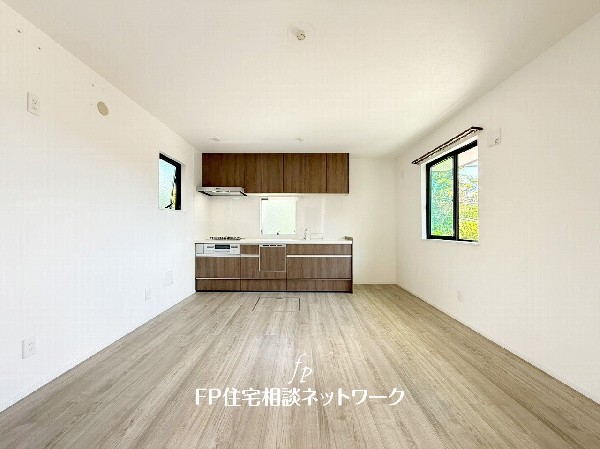 想像以上の質感が訪れる者の心を離さない。フローリング素材、窓の配置、壁面タイル、カラーバランス、どれをとってもワンランク上の仕上がり。