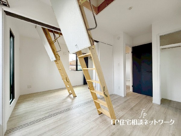 想い出の品、趣味の物などの収納に便利な小屋裏収納。その分、居室空間を、広く快適に使えます。その他シーズン品など、使い方はさまざまです。