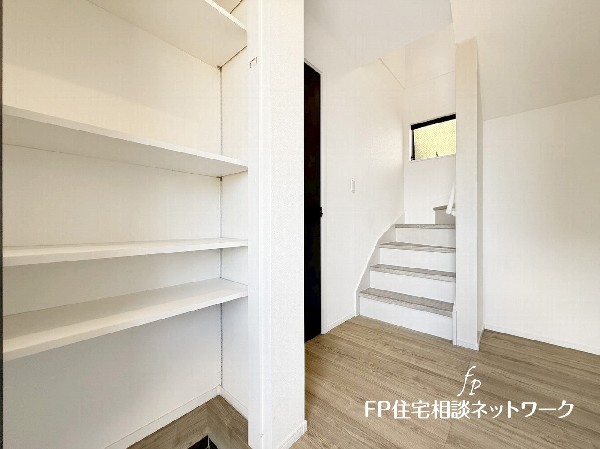 玄関がスッキリ広々としていると出掛けも帰宅も気持ちが良い。来客を出迎える時も、玄関が綺麗ならその家は全て良い印象になる。