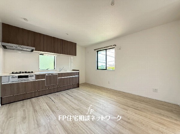 家族だんらんのスペースとなるリビング。家具の配置がしやすい広さを確保しつつ、窓が多い設計は色々な角度から光が取り込めるこだわりの間取りです。