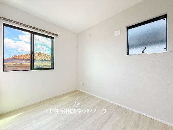 光を取り込みやすい2面採光の居室は日当良好。クローゼットの完備で収納スペースも十分。お子様にとっての「自分の部屋」。学習デスクやベッドの配置もラクラクです。