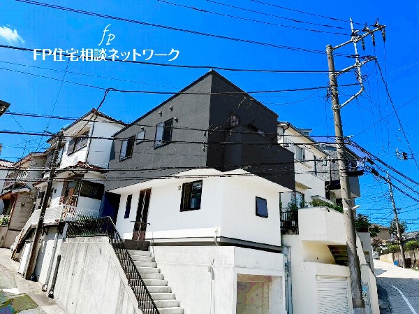 外観:北東角地の解放感のある現地！スタイリッシュなデザインで断熱、遮熱、耐久に優れたガルバリウム鋼板を採用しています。