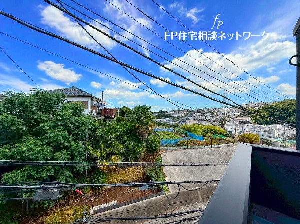 外観:この窓からの眺望がすばらしい。視界に緑が見えるので癒される。さらに遮る建物がないので遠くを望めば知らぬ間にリラックス。戸建では数少ない贅沢な景色。