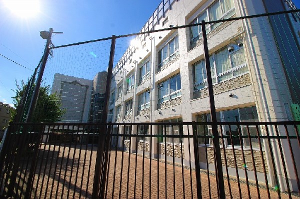 周辺環境:中野島中学校　(教育目標は心の健康な、体の健康な教養豊かな中学生です。)