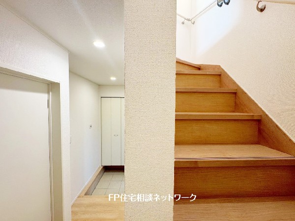 階段部分には自然の光を取り込むことの出来る、窓を配置しており明るい空間！お掃除の際には空気の換気などにも便利です。