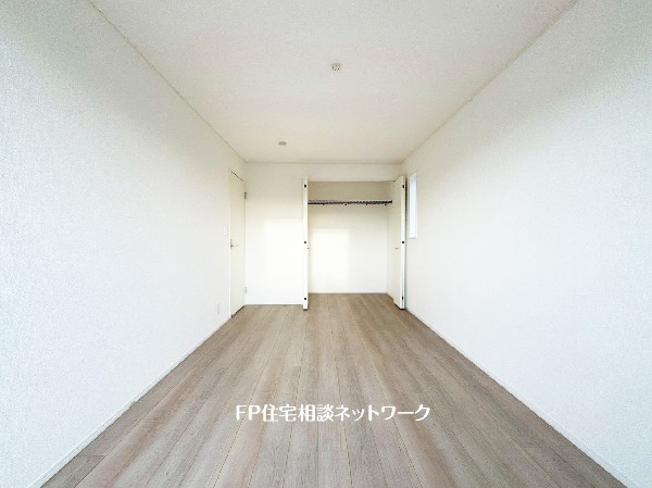 全居室には大型の収納クローゼットを完備。普段使いのお洋服や小物はもちろん、季節物のお洋服などもしっかりと整理整頓出来る。居室空間を隅々まで使えるのが嬉しい。