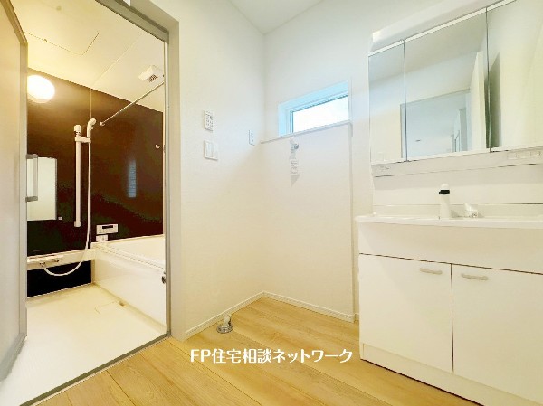 鏡の裏に収納棚を確保した三面鏡を採用。化粧品や歯ブラシなどを機能的に収納。