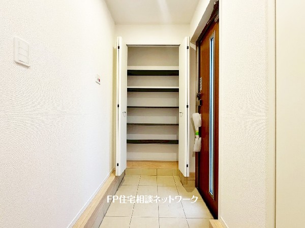 浴室乾燥機　お風呂場そのものを乾燥機にしてしまう便利な機能。梅雨時期や花粉の時期に助かる。冬の時期には暖房機能がヒートショックを防ぐ