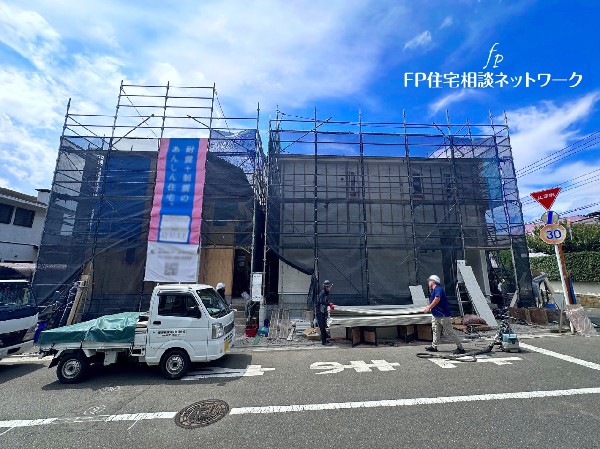 外観:小田急線「鶴川」駅徒歩20分の区画整理された分譲地内に位置した新築戸建！都会の中で、季節の移り変わりを感じる事が出来る住環境です。