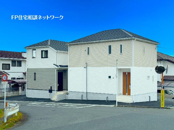 外観:北西側の前面道路は幅員8ｍあり、車のすれ違いも出来る広さ！車通りも少ないので車の運転が苦手な方でも安心です。