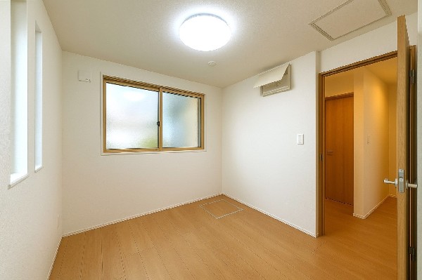 2面採光でお部屋の隅々まで明るい印象の居室。おひさまの光を、爽やかな風をたっぷりと取り込めます。居室内はいつも明るい印象ですので、気持ちの良い朝を迎えられそう。