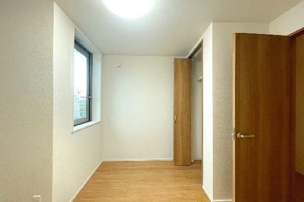 全居室には大型の収納クローゼットを完備！普段使いのお洋服や小物はもちろん、季節物のお洋服などもしっかりと整理整頓おしまい頂けます。居室空間をより広く隅々までお使いいただけますね。