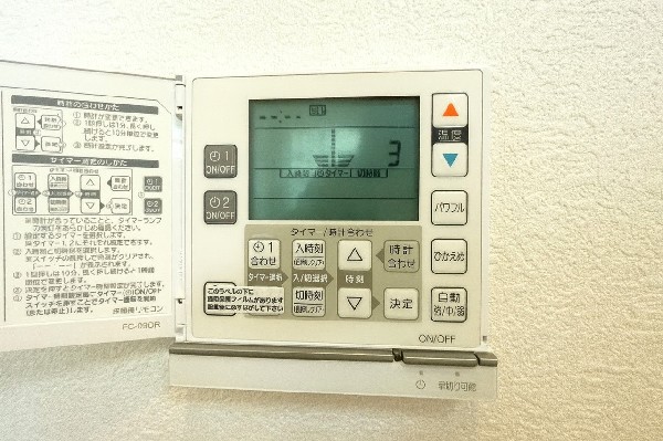 床暖房　家族が集まる場所には、足元からあったか床暖房付です。ホコリが舞い上がりにくく、静かで空気もクリーン、さらに乾燥しにくいため、お肌やのどにもやさしいため、快適な居住空間です。