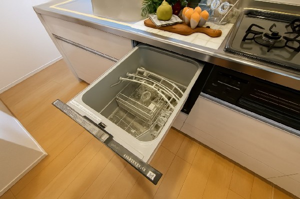 食洗機　利用者が増えているのはメリットが多いから。時間の節約、手が荒れない、水道代の節約、高温度で洗うので油汚れもしっかり落とせる。まさに理想家電。