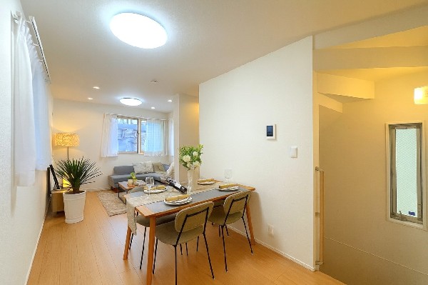 大切なご家族が集まるからこそLDKにはこだわりたいですよね！休日はおひさまの光をたっぷりと取りこめるリビングでゆったりと過ごしませんか？子供たちが元気に走り回っている姿が目に浮かぶ空間です。