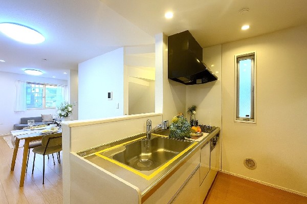 毎日使うキッチン周りが綺麗で清潔に保たれていると、お料理を作るのも楽しくなりますよね。おしゃれなペンダントライトや飾り棚など、機能性とデザイン性を持たせたキッチンです。