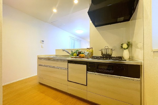 スライド収納付きのシステムキッチン。パスタ鍋や圧力鍋、フライパンなどもおしまい頂け、出し入れもスムーズ。料理器具や調味料など細かな物も取りやすく、お子様と一緒にお料理も楽しめます。