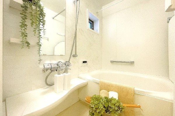 ご家族との憩いの場として、一日の疲れを癒す場として、ゆったりと足を伸ばしてくつろげる綺麗で清潔感のある色味の浴室。気持ちの良い光と爽やかな風をたっぷりと取りこめる開閉式の窓も設置しています。