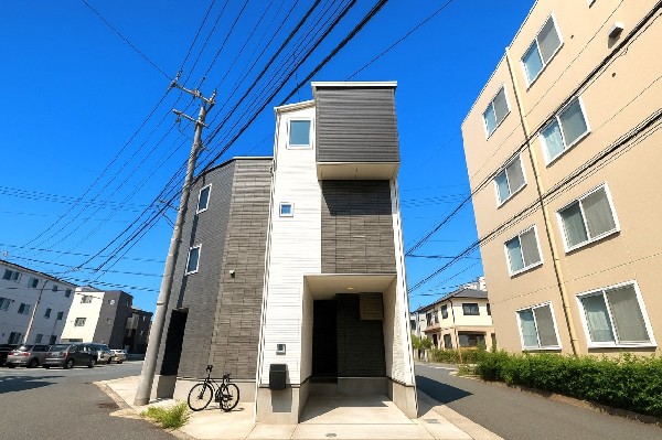 外観:閑静な住宅地で子育て家族にピッタリ。毎日のお散歩も快適な緑に恵まれたエリアで、自然に包まれた穏やかな暮らしを実現するための、ゆとりある住環境が整っています。