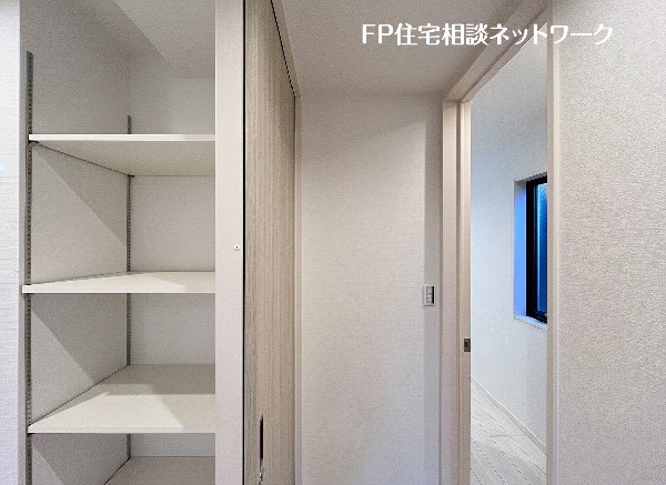 キッチン横にはパントリースペースを完備。食べ盛りのお子様がいるご家庭や平日共働きで忙しくなかなか何度も買い物に行けないママにとって非常に便利な収納スペースです。