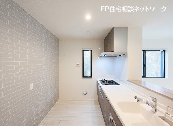 スライド収納付きのシステムキッチン。パスタ鍋や圧力鍋、フライパンなどもおしまい頂け、出し入れもスムーズ。料理器具や調味料など細かな物も取りやすく、お子様と一緒にお料理も楽しめます。