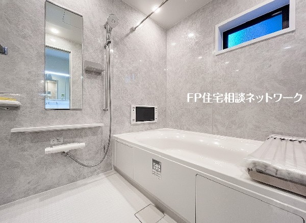 ご家族との憩いの場として、一日の疲れを癒す場として、ゆったりと足を伸ばしてくつろげる綺麗で清潔感のある色味の浴室。気持ちの良い光と爽やかな風をたっぷりと取りこめる開閉式の窓も設置しています。