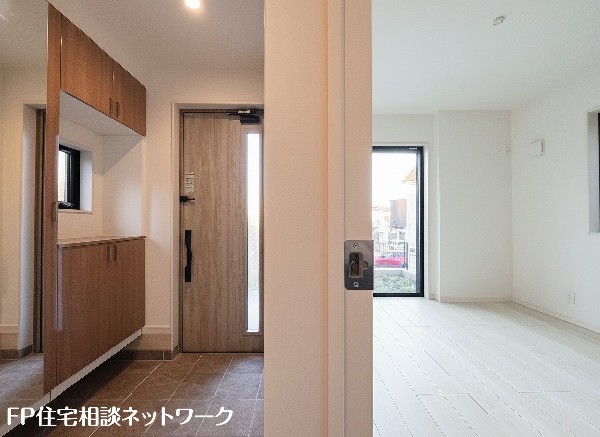 散らかりがちな玄関もスッキリと保てる玄関収納は、家の中に入る時一番最初に目に付く場所だからこだわりたいですよね！木目調の落ち着いた雰囲気の色目が、お部屋の雰囲気をそのまま表している家の顔です。